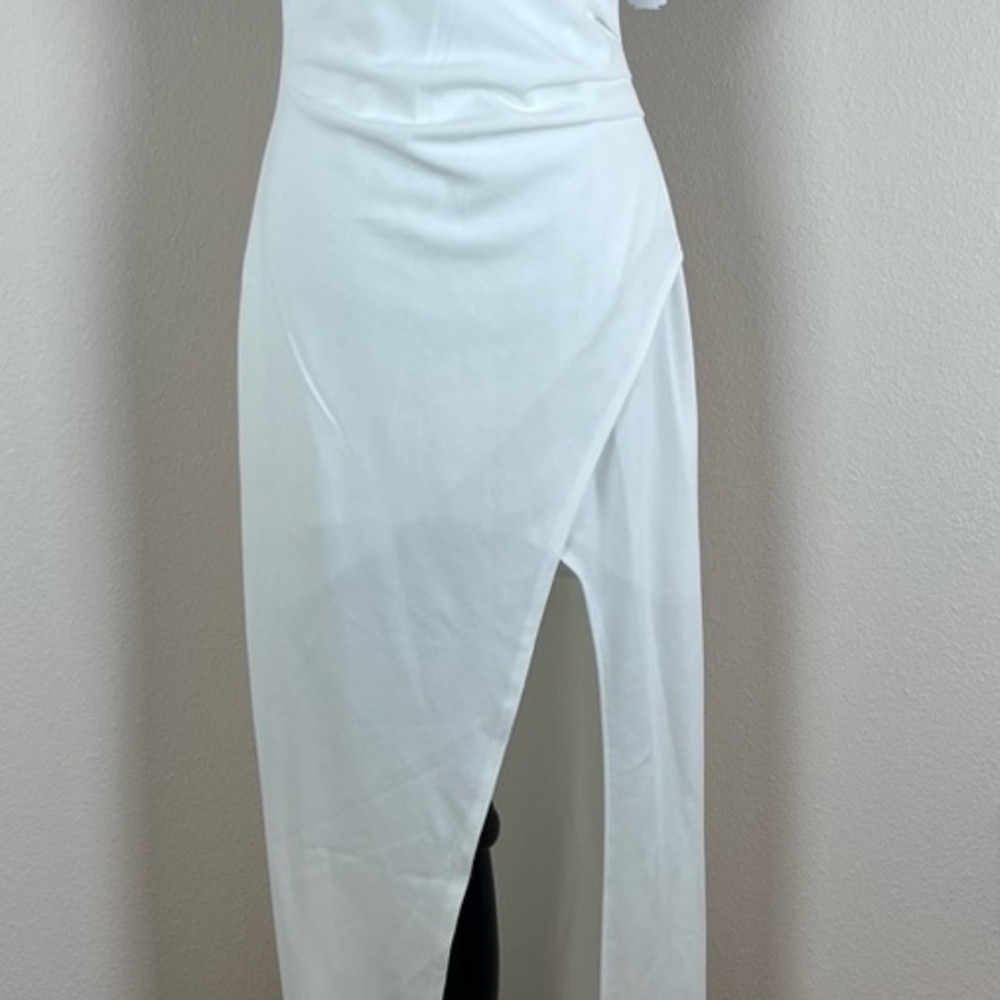 Elegant White Sleeveless Dress